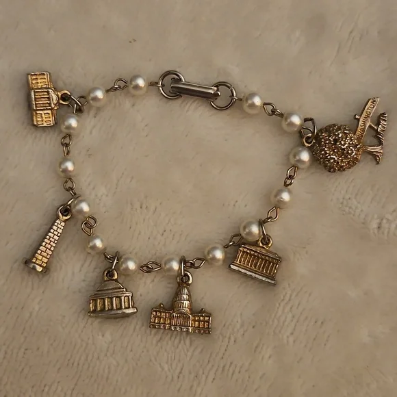 Vintage Faux Pearl Washington DC Buildings Souvenir Travel Charm Bracelet - Picture 2 of 7